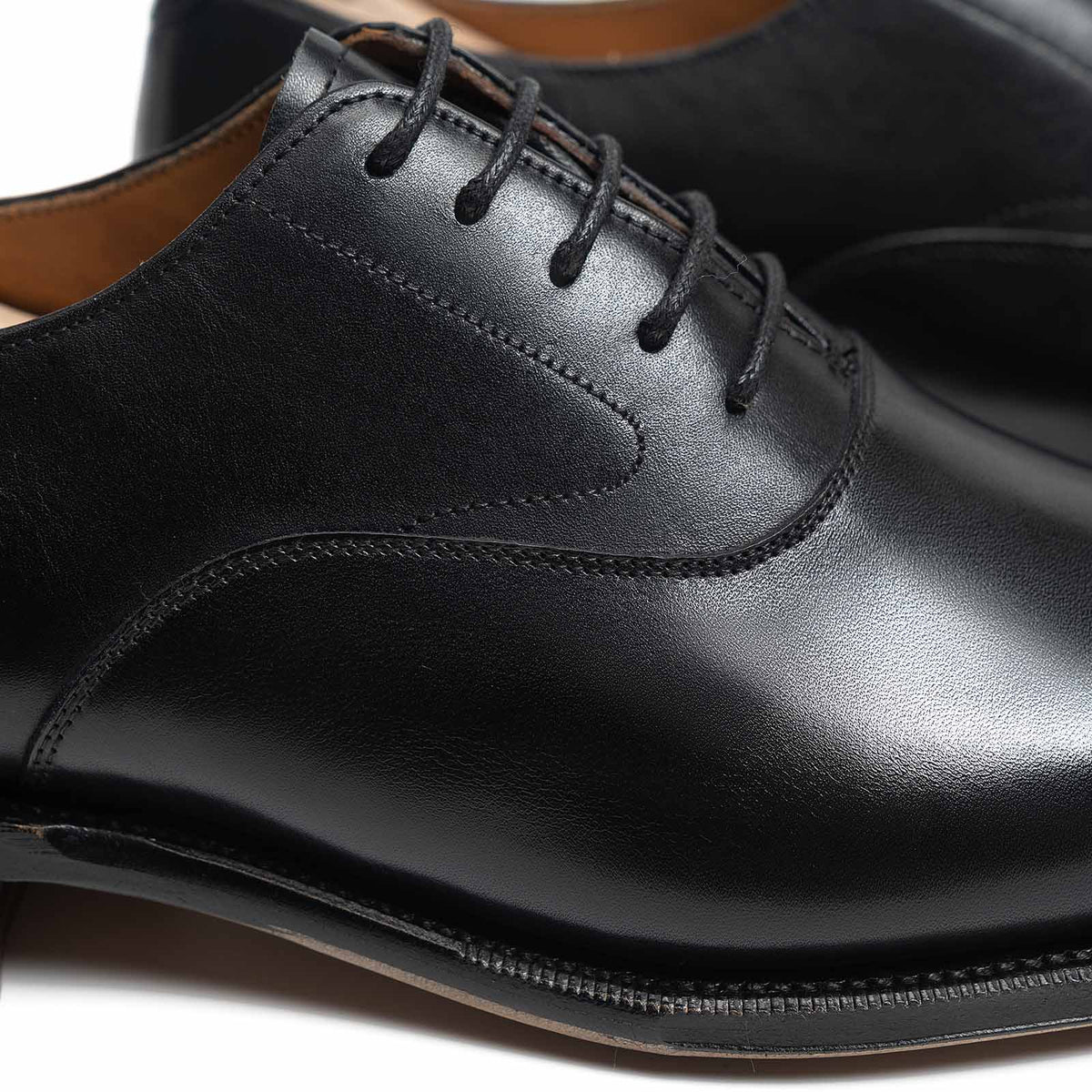 Meermin black boxcalf cap-toe Oxford, close-up on lacing and vamp showing smooth leather grain and stitched detailing