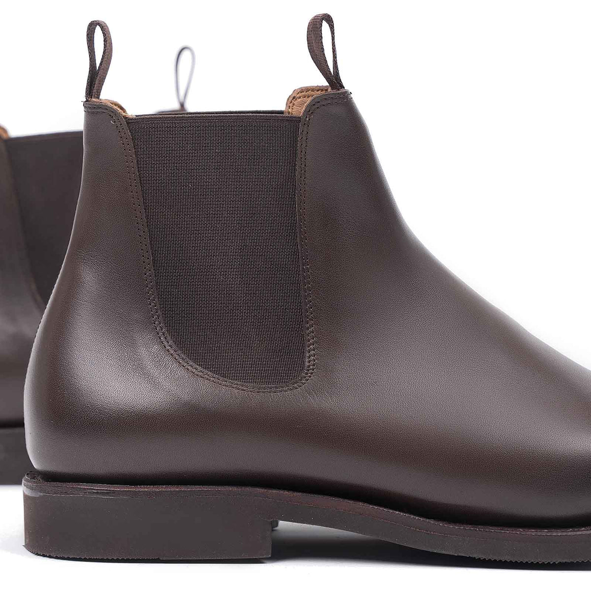 Meermin brown silkcalf Chelsea boot, close-up rear-side view showing elastic gores, pull tabs, and diamond latex rubber sole